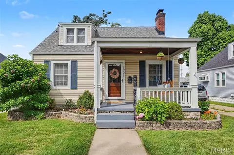 1721 W Adams St, Saint Charles, MO 63301