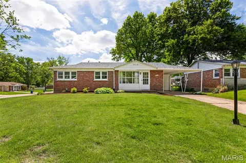 4800 Cayuga Dr, Saint Louis, MO 63123