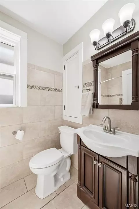 Bath - 5454 Gresham Ave, Saint Louis, MO 63109 photo 1 of 2