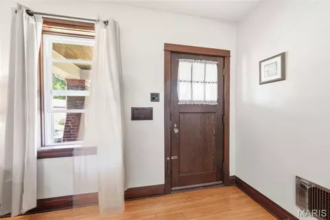 Entry Way - 5454 Gresham Ave, Saint Louis, MO 63109 photo 1 of 3