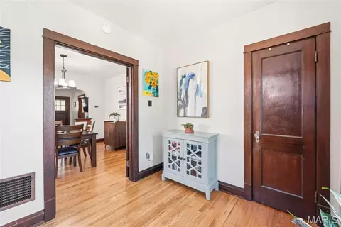 Entry Way - 5454 Gresham Ave, Saint Louis, MO 63109 photo 2 of 3