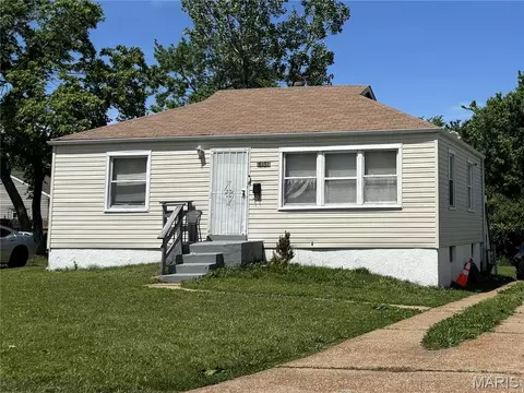 8235 Zoe Dr, Saint Louis, MO 63134