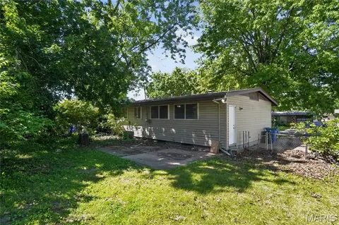 10236 Tanner Dr, Saint Louis, MO 63136