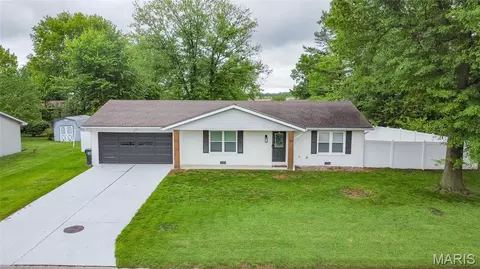 510 Country Meadow Ln, Belleville, IL 62221