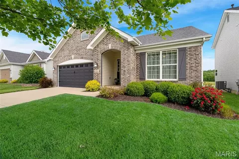 529 Winding Bluffs Dr, Fenton, MO 63026