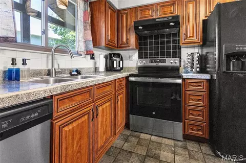 Kitchen - 151 Shaw Dr, Eureka, MO 63025 photo 3 of 3