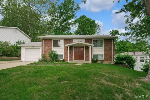 1357 Glenstone Dr, Maryland Heights, MO 63043