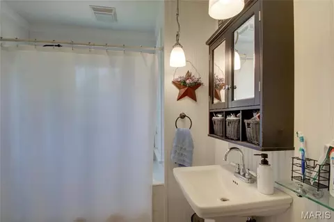 Bath - 3115 Pleasant St, Hannibal, MO 63401 photo 1 of 1