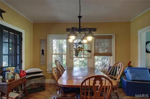 Dining - 3115 Pleasant St, Hannibal, MO 63401 photo 2 of 2