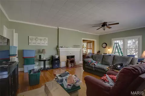 Living - 3115 Pleasant St, Hannibal, MO 63401 photo 2 of 2