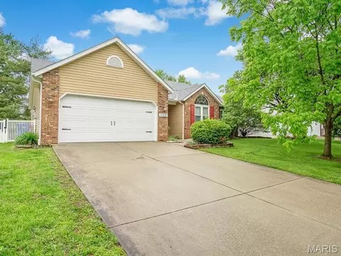 1028 Meadow Lake Dr, Maryville, IL 62062