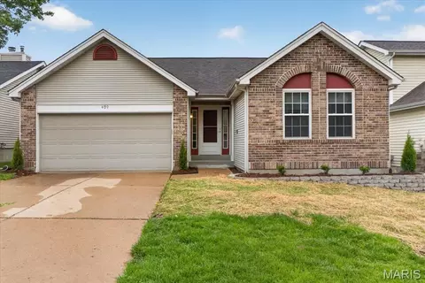 409 Hunters Crossing Ct, Wildwood, MO 63040