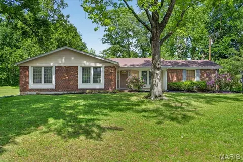12467 Villa Hill Ln, Creve Coeur, MO 63141