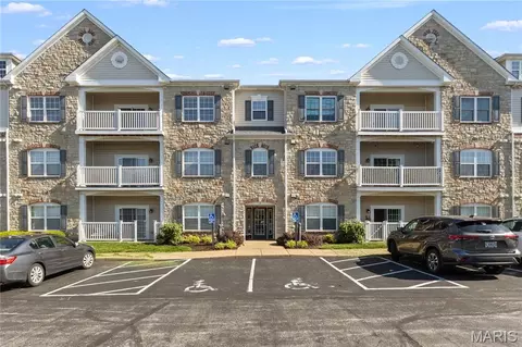 1 Monarch Trace Ct #303, Chesterfield, MO 63017