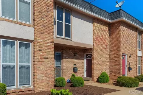 1129 Rue La Vl #1129, Creve Coeur, MO 63141