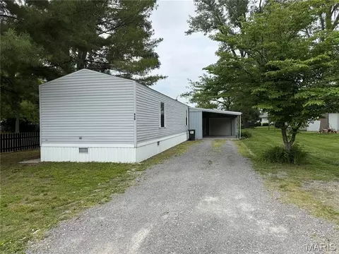940 E 1st St, Beckemeyer, IL 62219