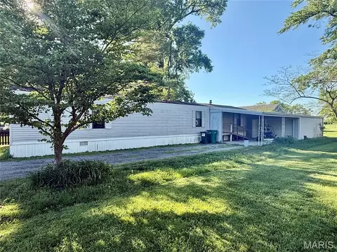 940 E 1st St, Beckemeyer, IL 62219