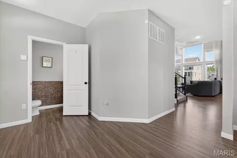 Entry Way - 618 Strathclyde Dr, O'fallon, MO 63368 photo 2 of 10