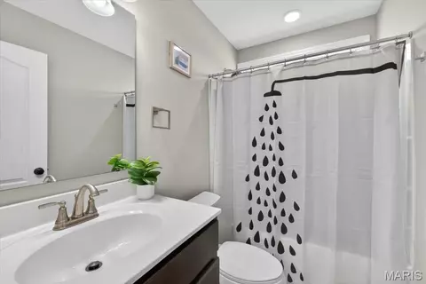 Bath - 618 Strathclyde Dr, O'fallon, MO 63368 photo 5 of 8