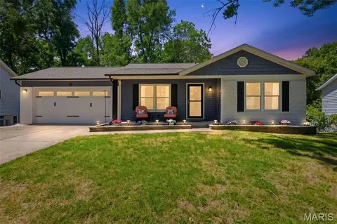 927 Summer Leaf Dr, Saint Peters, MO 63376