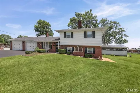 200 Rosemary Dr, Collinsville, IL 62234