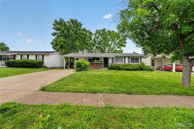 1055 Jackson Ln, Florissant, MO 63031