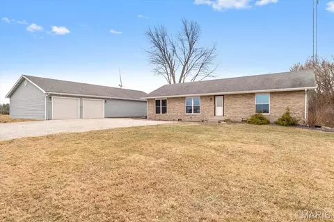 14201 Williamson Rd, Virden, IL 62690