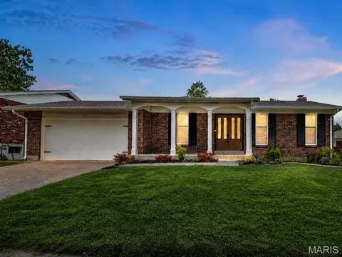 4515 Firelight Dr, Oakville, MO 63129