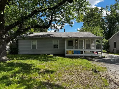 508 Saint James Dr, Cahokia, IL 62206