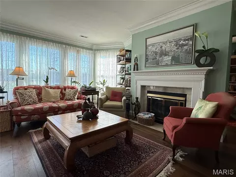 450 E Lockwood Ave #206, Webster Groves, MO 63119
