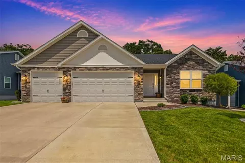 411 Knothole Ln, Wentzville, MO 63385