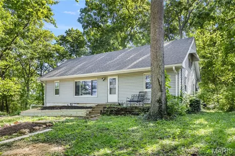 17 Robin Ln, Fenton, MO 63026