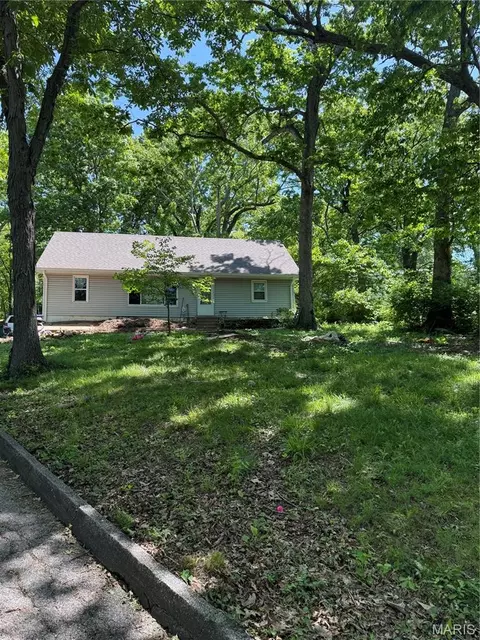 17 Robin Ln, Fenton, MO 63026