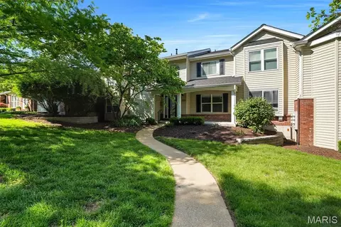 712 Woodside Trails Dr #102, Ballwin, MO 63021