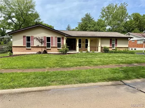 12995 Ambois Dr, Creve Coeur, MO 63141