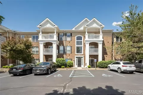13101 Mill Crossing Ct #300, Creve Coeur, MO 63141