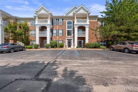 13101 Mill Crossing Ct #300, Creve Coeur, MO 63141