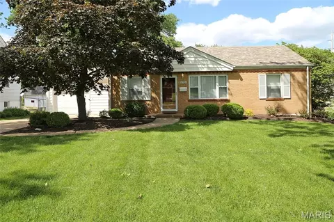 10501 Saint Michael Ln, Saint Ann, MO 63074