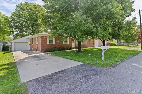 2709 Greenwood Ln, Godfrey, IL 62035