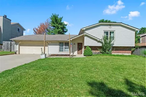 4 Red Oaks Dr, Saint Peters, MO 63376