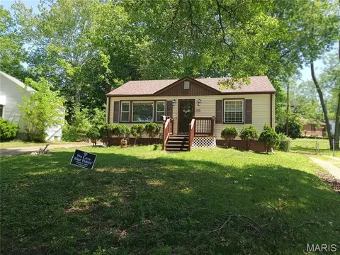2036 Raft Dr, Hanley Hills, MO 63133