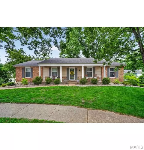 15580 Clover Ridge Dr, Chesterfield, MO 63017