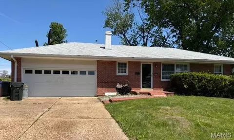 8529 Walton Woods Ct, Vinita Park, MO 63114