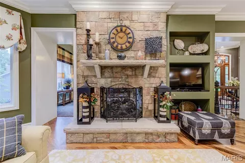 Living - 25 Windcastle Dr, Saint Charles, MO 63304 photo 6 of 10