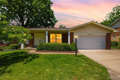 4733 Ambs Rd, Saint Louis, MO 63128