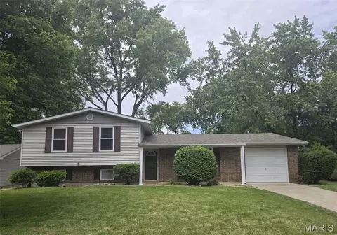 15 Creekside Dr, Saint Peters, MO 63376