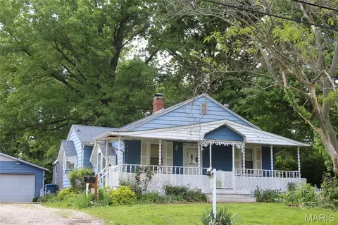 900 Albers Ln, Bethalto, IL 62010