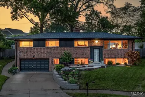 8901 Larchwood Ct, Saint Louis, MO 63126