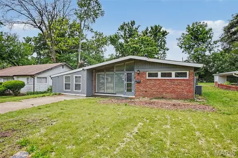 8408 Chalons Ct, Saint Louis, MO 63134
