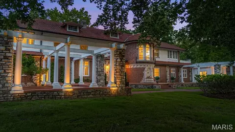 1601 S Warson Rd, Ladue, MO 63124